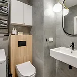 Modern Tower & View By Downtown Apartment *